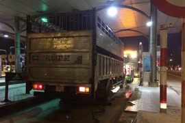 Hiện trường chiếc xe tải cán tử vong chiến sỹ cảnh sát giao thông ngay tại trạm thu phí cầu Đồng Nai. (Ảnh: Sỹ Tuyên/TTXVN) 