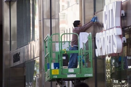 Công nhân dọn vệ sinh bên ngoài một tòa nhà ở New York. (Nguồn: AFP/TTXVN)