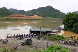 Thủy điện Tuyên Quang xả lũ khiến hơn 70 tấn cá bị nước cuốn trôi. (Nguồn: TTXVN)