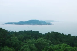 Phong cảnh bán đảo Đồ Sơn nhìn từ hải đăng Hòn Dáu. (Ảnh: Lâm Khánh/TTXVN)