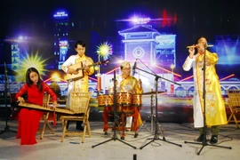 Các tiết mục được biểu diễn trong đêm khai mạc nghệ thuật đường phố. (Ảnh: Mạnh Linh/TTXVN)