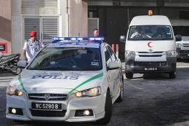 Xe cảnh sát và xe cứu thương mang thi thể ông Kim Jong-nam rời bệnh viện ở Putrajaya, Malaysia ngày 15/2. EPA/TTXVN