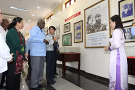 Chủ tịch Quốc hội Cuba Esteban Lazo Hernandez cùng Phó Chủ tịch Quốc hội Tòng Thị Phóng tham quan Phòng trưng bày khu lưu niệm Nguyễn Thị Định. (Ảnh: Thanh Vũ/TTXVN)