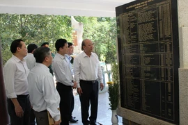 Ông Võ Văn Phuông, Phó Trưởng Ban Thường trực Ban Tuyên giáo Trung ương thăm bia ghi danh các anh hùng liệt sĩ Ban tuyên huấn Trung ương Cục. (Ảnh: Lê Đức Hoảnh/TTXVN)