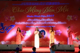 Các ca sỹ đến từ Trường Đại học Văn hóa, Nghệ thuật Quân đội biểu diễn một tiết mục văn nghệ. (Ảnh: Phạm Kiên/Vietnam+)