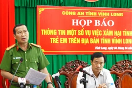 Đại tá Phạm Văn Ngân, Phó Giám đốc Công an tỉnh Vĩnh Long trao đổi thông tin tại buổi họp báo. (Ảnh: Lê Thúy Hằng/TTXVN)