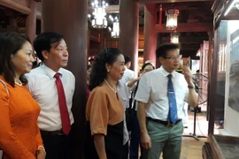 Thứ trưởng Bộ Văn hóa, Thể thao và Du lịch Đặng Thị Bích Liên tham quan triển lãm. (Ảnh: Đinh Thuận/TTXVN)