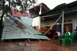Nhiều nhà cửa, hàng quán bị tốc mái. (Ảnh: K GỬIH/TTXVN)
