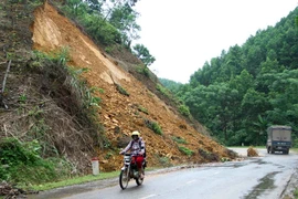 Sạt lở do mưa lớn. (Ảnh: Thu Hằng/TTXVN)