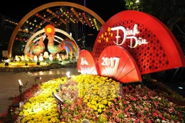 Một góc tiểu cảnh tại Đường hoa Nguyễn Huệ Xuân Đinh Dậu 2017. (Ảnh: An Hiếu/TTXVN)