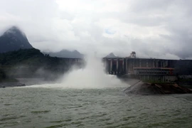 Thủy điện Tuyên Quang thực hiện việc xả nước. (Ảnh: Quang Đán/TTXVN)