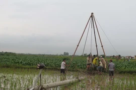 Thi công, dựng lại cột điện bị gãy đổ. (Ảnh minh họa: Mạnh Minh/TTXVN)