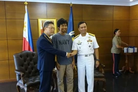 Đại sứ Việt Nam tại Philippines Lý Quốc Tuấn (trái), công dân Đỗ Trung Hiếu (giữa) và Đô đốc, Tư lệnh Hải quân Philippines, Tướng Ronald Joseph S. Mercado. (Ảnh: TTXVN phát)