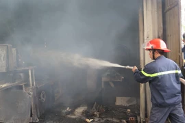 Lực lượng Cảnh sát phòng cháy chữa cháy Công an tỉnh Bắc Ninh đang tích cực khống chế ngọn lửa tại xưởng sơ chế nguyên liệu giấy của gia đình ông Ngô Văn Mão, khu Dương Ổ, phường Phong Khê, thành phố Bắc Ninh. (Ảnh: Thái Hùng/TTXVN)