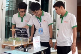 Các thí sinh kiểm tra lại hoạt động của sản phẩm sáng tạo trong môn thi Phần mềm sáng tạo tại Hội thi tin học trẻ toàn quốc. (Ảnh: Quốc Dũng/TTXVN)