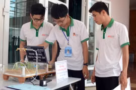 Các thí sinh kiểm tra lại hoạt động của sản phẩm sáng tạo trong môn thi Phần mềm sáng tạo tại Hội thi tin học trẻ toàn quốc. (Ảnh: Quốc Dũng/TTXVN)
