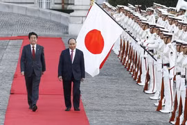 Thủ tướng Nhật Bản Shinzo Abe và Thủ tướng Nguyễn Xuân Phúc duyệt Đội danh dự tại Lễ đón chính thức. (Ảnh: Thống Nhất/TTXVN)