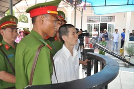 Nguyễn Văn Dũng (áo trắng) trước vành móng ngựa. (Ảnh: Thanh Hòa/TTXVN)