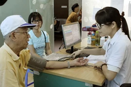 Chăm sóc sức khỏe cho người cao tuổi. (Ảnh: Dương Ngọc/TTXVN)