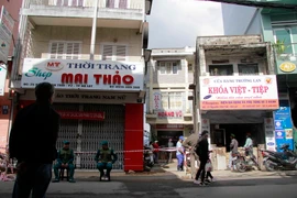 Lực lượng chức năng phong tỏa hiện trường nứt đất. (Ảnh: Đặng Tuấn/TTXVN)