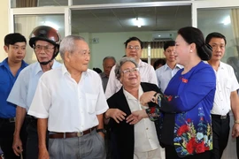 Chủ tịch Quốc hội Nguyễn Thị Kim Ngân và các cử tri phường Hưng Lợi. (Ảnh: Trọng Đức/TTXVN)