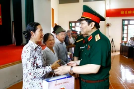 Đại tướng Ngô Xuân Lịch, Ủy viên Bộ Chính trị, Phó Bí thư Quân ủy Trung ương, Bộ trưởng Bộ Quốc phòng thăm hỏi tặng quà các đối tượng chính sách. (Ảnh: An Đăng/TTXVN)
