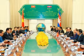 Thủ tướng Nguyễn Xuân Phúc và Thủ tướng Samdech Techo Hun Sen hội đàm. (Ảnh: Thống Nhất/TTXVN)