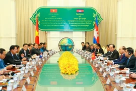 Thủ tướng Nguyễn Xuân Phúc và Thủ tướng Samdech Techo Hun Sen hội đàm. (Ảnh: Thống Nhất/TTXVN)