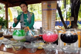Một góc không gian bày trí các món ăn của các gian hàng. (Ảnh: An Hiếu/TTXVN)
