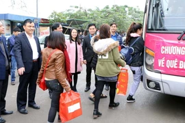 Tiễn người lao động về quê đón Tết. (Nguồn: TTXVN)