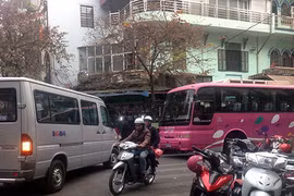 Dân bức xúc vì xe khách hợp đồng lừng lững "bò" vào phố cổ