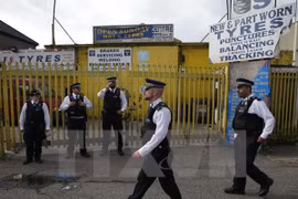 Cảnh sát điều tra tại Barking, London ngày 5/6. (Ảnh: AFP/TTXVN)