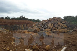 Khai thác đá trái phép tại mỏ đá Đắk Kút. (Ảnh: Hưng Thịnh/TTXVN)