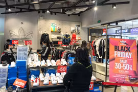 Nhiều sản phẩm thời trang thể thao từ các thương hiệu Adidas, Puma... đang được giảm giá trong mùa World Cup năm nay. (Ảnh: Việt Anh/Vietnam+)