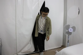 [Photo] Khách xem World Cup 2022 'vỡ mộng' với nhà trọ lều tại Qatar