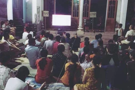 Một chiếc tivi - cả xóm cùng xem là ký ức về những kỳ World Cup năm xưa. (Ảnh minh họa)