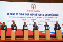 Các lãnh đạo, đại biểu thực hiện nghi thức công bố thành lập Hiệp hội Phòng cháy, chữa cháy và cứu nạn, cứu hộ Việt Nam - 'VFRA'. (Ảnh: Việt Anh/Vietnam+)