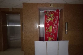Nghi vấn rơi thang máy chung cư CT2B Thạch Bàn, 1 người mắc kẹt