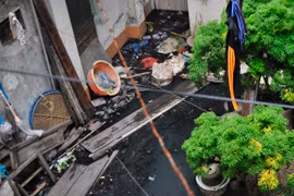 [Video] Khu dân cư 14 tháng ngập chìm trong nước cống 