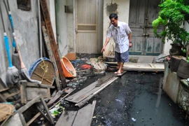 Đã hơn 2 năm, các hộ dân sinh sống tại số 146 Quán Thánh phải sống chung với nước cống. (Ảnh: Võ Phương/Vietnam+)