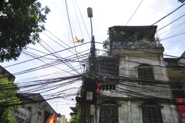Dây điện tạm thời chấm dứt "bủa vây" tuyến phố Hoàng Hoa Thám
