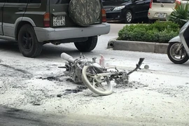 Sau pha va chạm, tài xế taxi đã kịp thời kéo người điều khiển xe máy khỏi hiện trường, thoát chết trong gang tấc. (Ảnh: Cộng tác viên)