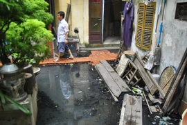 Ngập nước thải tại 146 Quán Thánh: Chính quyền "bó tay?"