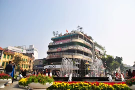 Đài phun nước bờ Hồ năm nào cũng rất đông người dân Thủ đô tới chụp ảnh (Ảnh: Võ Phương/Vietnam+)