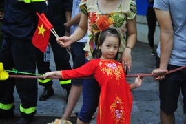 Các em ăn diện đẹp để mừng Quốc khánh. (Ảnh: Võ Phương/Vietnam+)