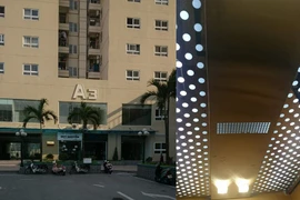 Tòa nhà A3 của chung cư Thăng Long Garden và thang máy nơi có miếng sắt ốp trần rơi vào đầu nạn nhân. (Ảnh: Cộng tác viên Thanh Hà)