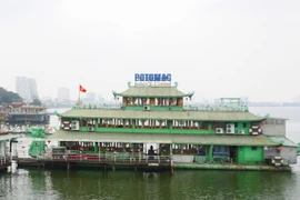 Nhà nổi Hồ Tây trước hạn khai tử. (Ảnh: Võ Phương/Vietnam+)