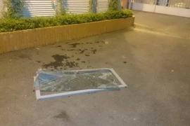 Cửa sổ kính rơi từ tầng 12 xuống sân sau chung cư CT36 trong thời điểm có nhiều người dân đang ngồi hóng mát. (Ảnh: Cộng tác viên)