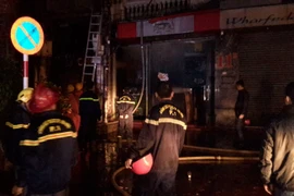 Hỏa hoạn nghiêm trọng xảy ra tại 1 biệt thự cổ nằm trên phố Nguyễn Khắc Cần và Hai Bà Trưng. (Ảnh: Võ Phương/Vietnam+)