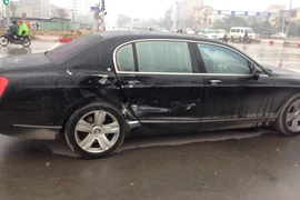 Bentley biển ngoại giao vượt đèn đỏ, bị húc văng khỏi lề đường